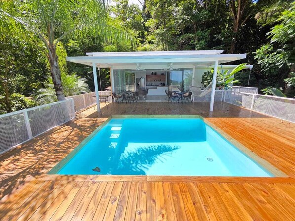 Una piscina al aire libre