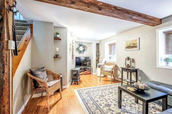 Smart-TV, Kamin, Bücher