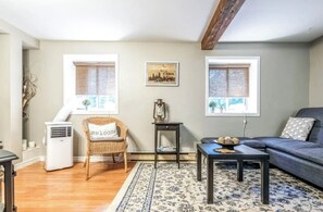 Smart-TV, Kamin, Bücher