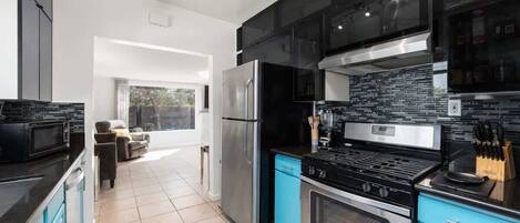 冷蔵庫、電子レンジ、オーブン、コンロ