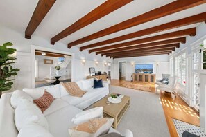 Télévision, cheminée