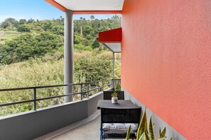 Outdoor dining - River Side Apartment (São Vicente)