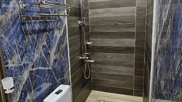 Comfort Cottage, Balcony, Garden View | Bathroom | Combined shower/bathtub, towels, soap, shampoo