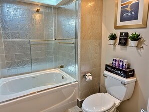 Combined shower/bathtub, free toiletries, hair dryer, slippers