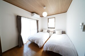5 bedrooms, iron/ironing board, free WiFi