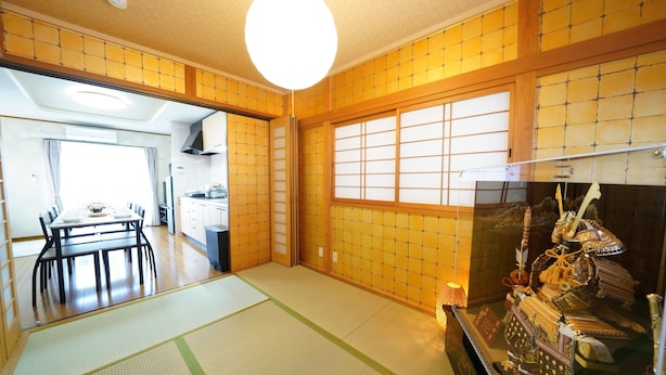 A traditional Japanese room with tatami flooring, sliding doors, and a display of samurai armor. - KAMON/ 大阪万博まで30分/駐車場有り/大阪城まで徒歩圏内/空港からの送迎サービス有り(有料)/家族向け (Osaka shi Higashinari ku Nakamichi 2)