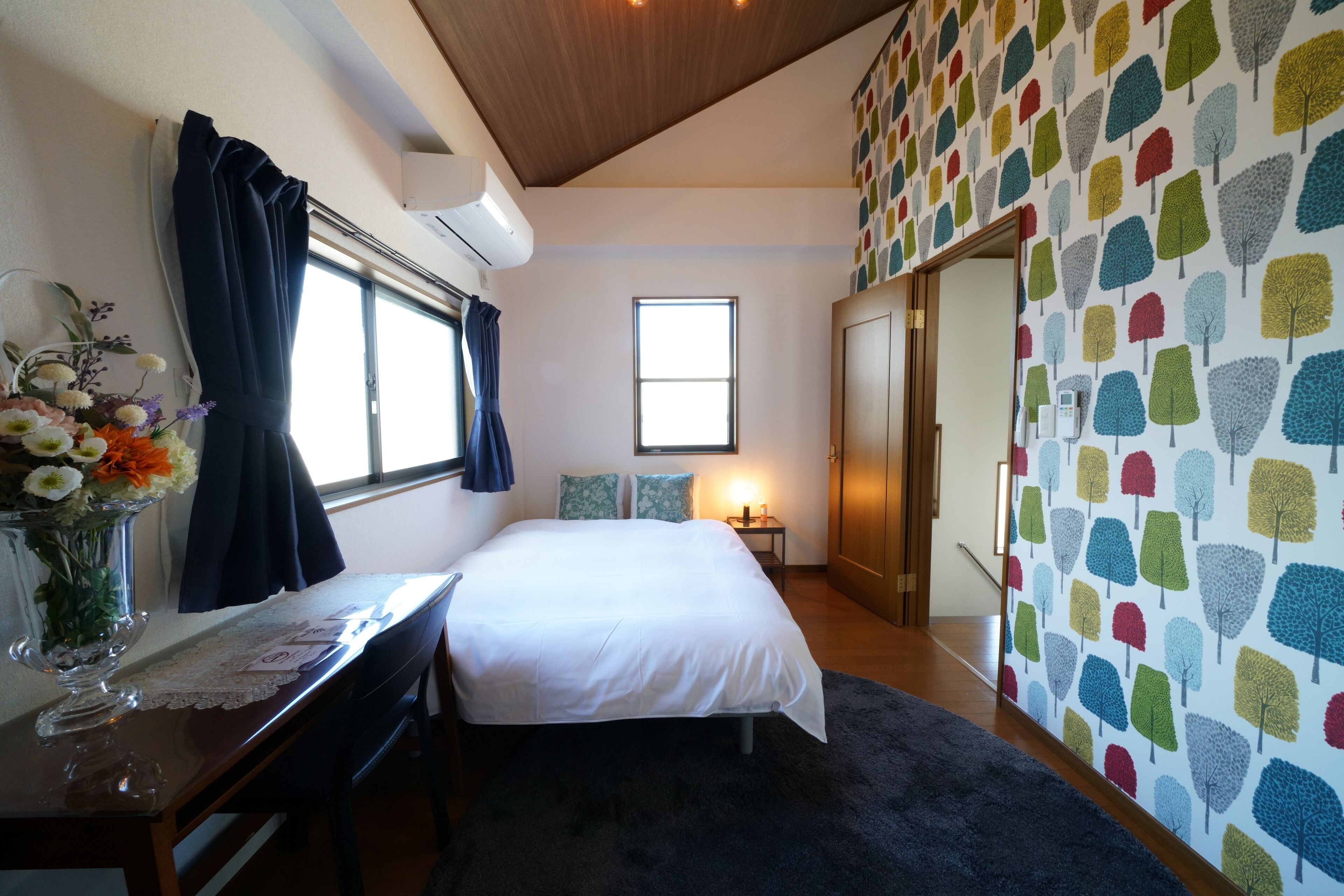 5 bedrooms, iron/ironing board, WiFi (free)