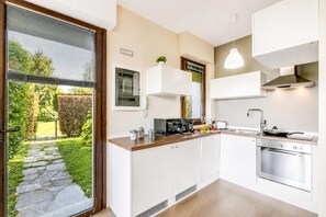 Coffee/tea maker, fridge, microwave, oven