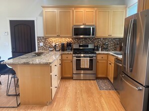 Refrigerador, microondas, horno y parrilla de estufa 