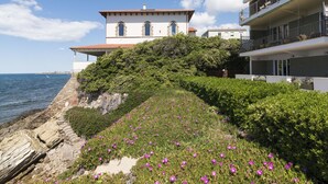A coastal building with a white facade, arched windows, and a balcony overlooking the sea. - The Waves by Interhome (Santa Marinella)