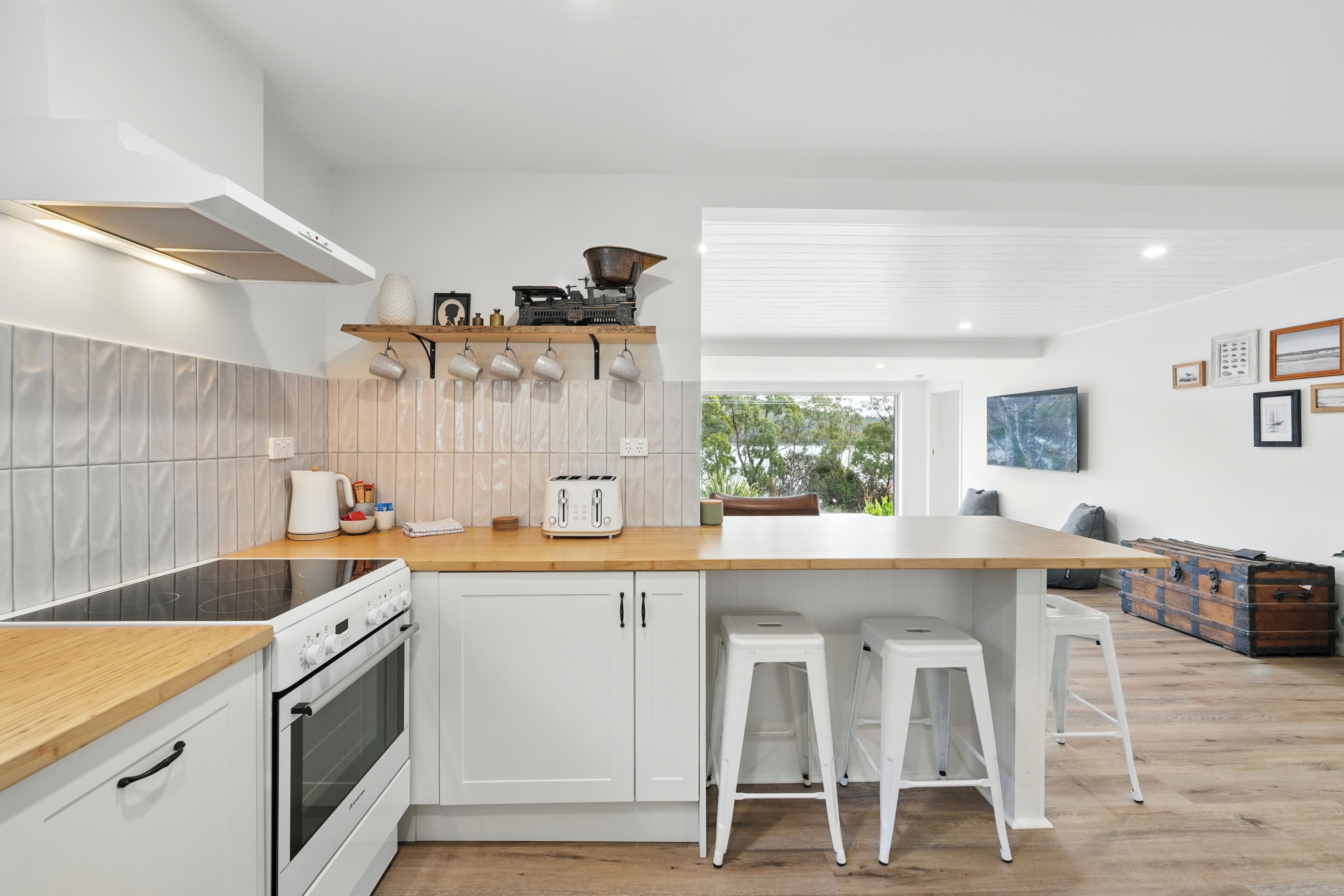 Deluxe huis, uitzicht op de baai | Privékeuken | Een koelkast met diepvriezer, een microgolfoven, een oven, een kookplaat