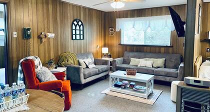 0.4m walk to Lake Whitney! Small peaceful cabin that sleeps 12! Outdoor space!
