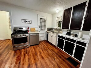 Jääkaappi, mikroaaltouuni, liesi, astianpesukone