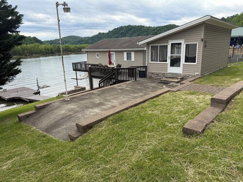 Charming 2-bedroom house with private dock in  Draper Va on Claytor Lake