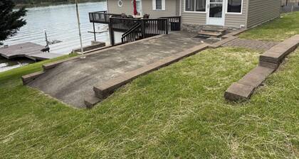 Charming 2-bedroom house with private dock in Draper Va on Claytor Lake