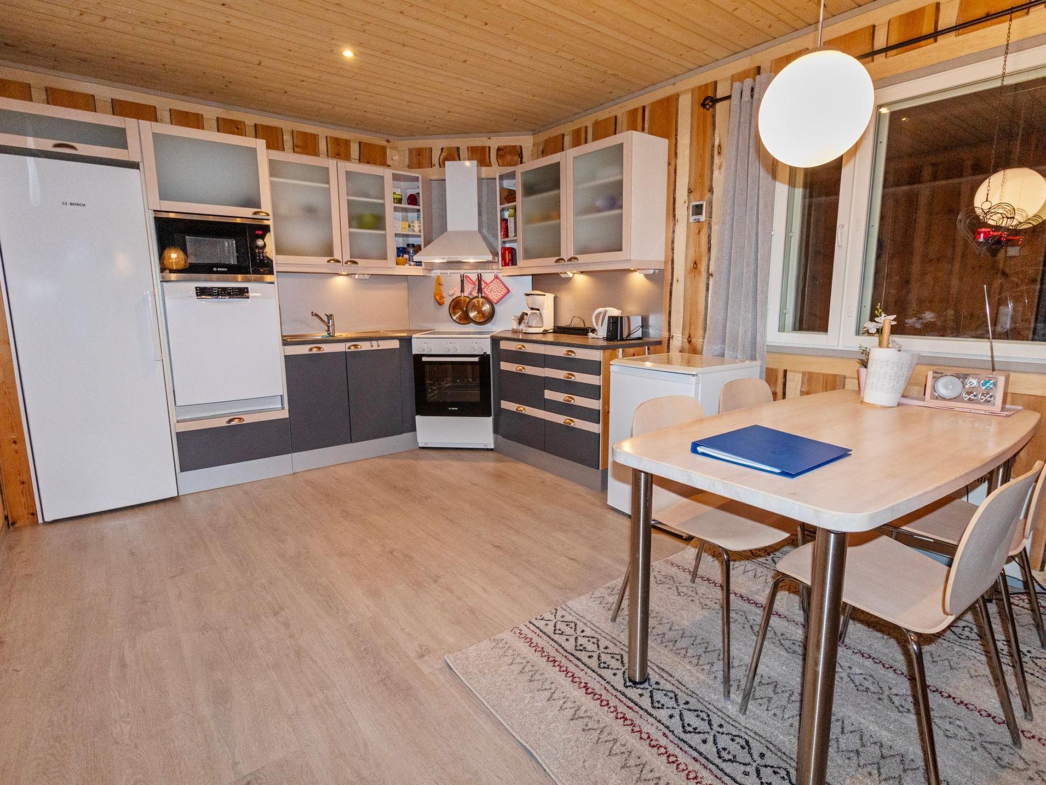 冷蔵庫、電子レンジ、食器洗い機、調理器具と食器