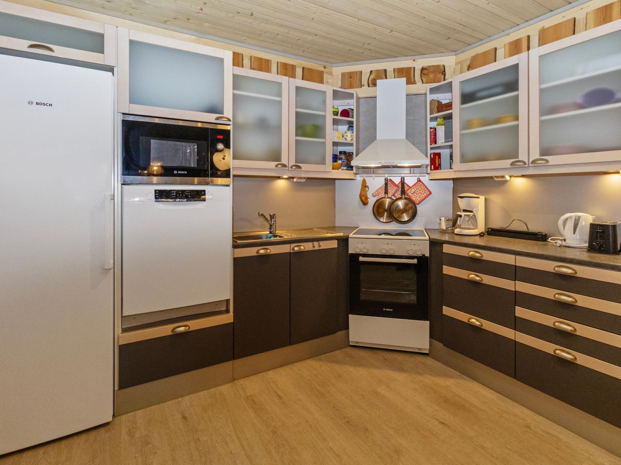 Kjøleskap, mikrobølgeovn, oppvaskmaskin og kjøkkenutstyr