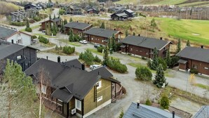 Zona residencial con casas, un campo de golf y un paisaje montañoso.