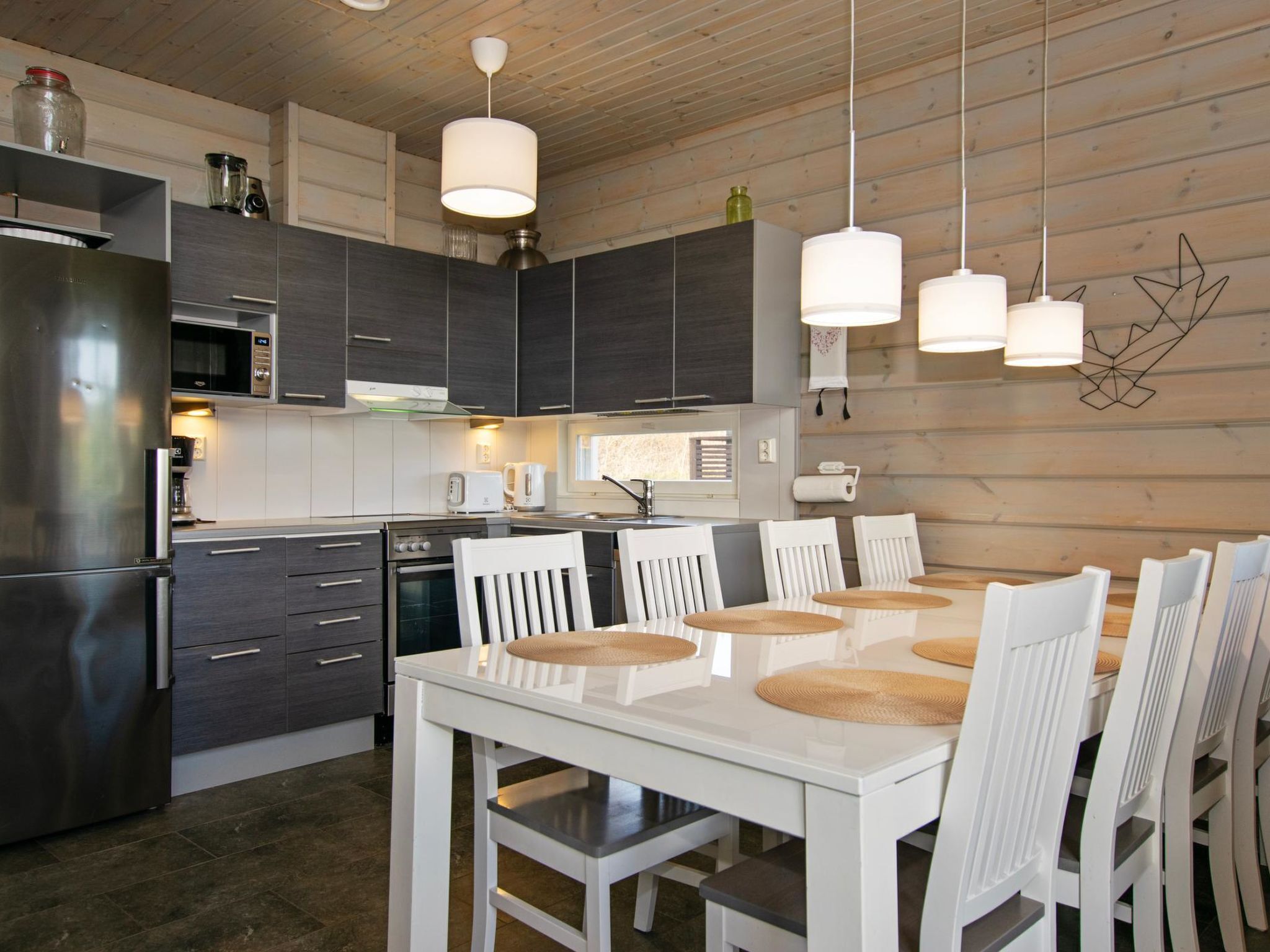 Jääkaappi, mikroaaltouuni, astianpesukone