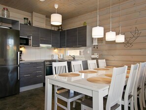 Køleskab, mikrobølgeovn, opvaskemaskine, køkkentøj/tallerkener/redskaber