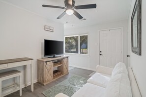 3 habitaciones, tabla de planchar con plancha y cuna de viaje 