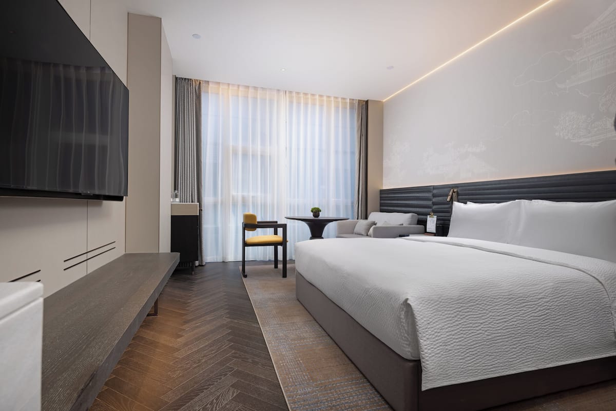 Minibar con artículos gratuitos, wifi gratis y ropa de cama
