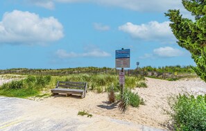 På stranden, solsenger og strandhåndklær