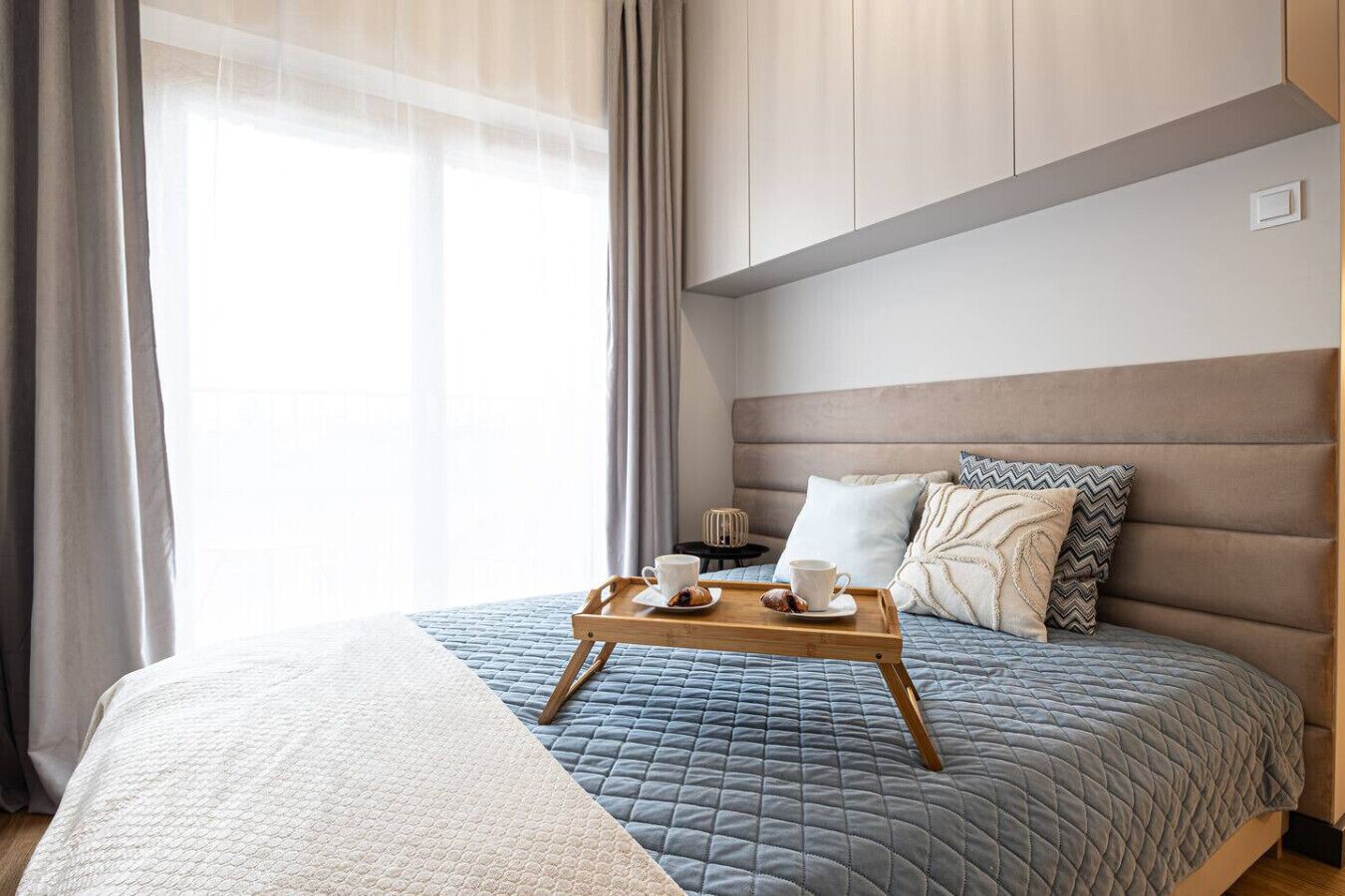 Tabla de planchar con plancha, wifi gratis y ropa de cama 