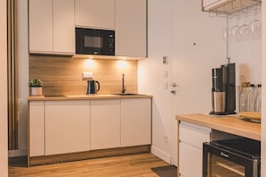 Réfrigérateur, micro-ondes, plaque de cuisson, lave-vaisselle