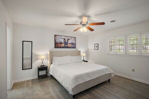 3 soveværelser, skrivebord, strygejern/strygebræt, weekendseng