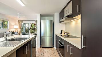 Een koelkast, een microgolfoven, een oven, een kookplaat