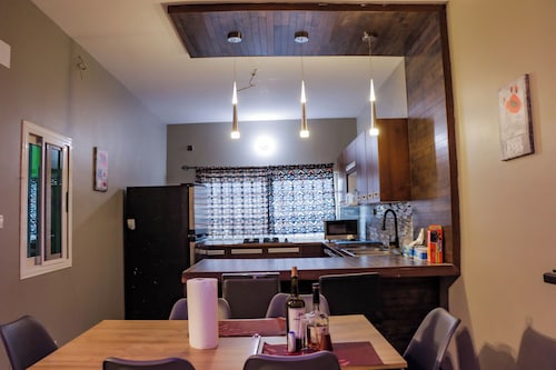 Charming 2-bedroom house with WiFi, AC in lovely Lomé