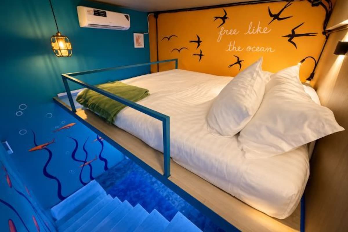 Premium bedding, WiFi (free), bed sheets