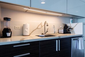 Een koelkast, een magnetron, een oven, een kookplaat