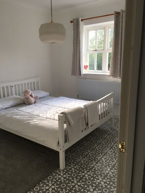 4 bedrooms, iron/ironing board, WiFi, bed sheets