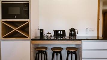 Kühlschrank, Mikrowelle, Ofen, Geschirrspüler