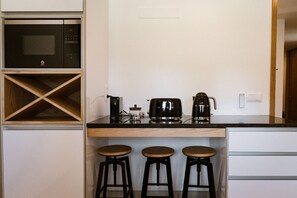 Kühlschrank, Mikrowelle, Ofen, Geschirrspüler