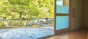 A two-story wooden house for rent. For a relaxing stay in the southern part of Tokushima Prefecture. Many tourist attractions within a 20-minute drive!