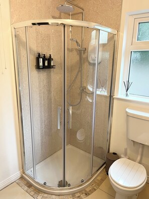 Haartrockner, Handtücher, Seife, Toilettenpapier