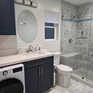 Hiustenkuivaaja, pyyhkeet, saippua, vessapaperi