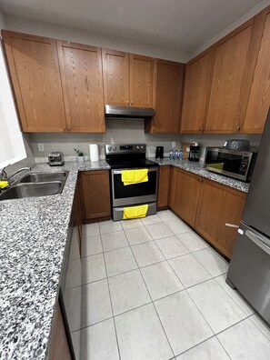 Four à micro-ondes, un four, surface de cuisson