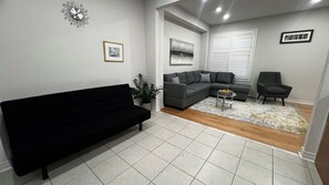 Smart TV - Four bedroom house in Milton with Parking. (Milton)