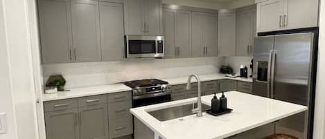 Micro-ondes, four, plaque de cuisson, lave-vaisselle