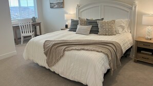 A bedroom with a large bed, bedside tables, a desk, and a chair. - Charming 3-bedroom townhome with WiFi, AC in wonderful Washington (Washington)