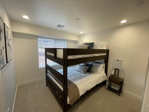 3 bedrooms, iron/ironing board, WiFi, bed sheets