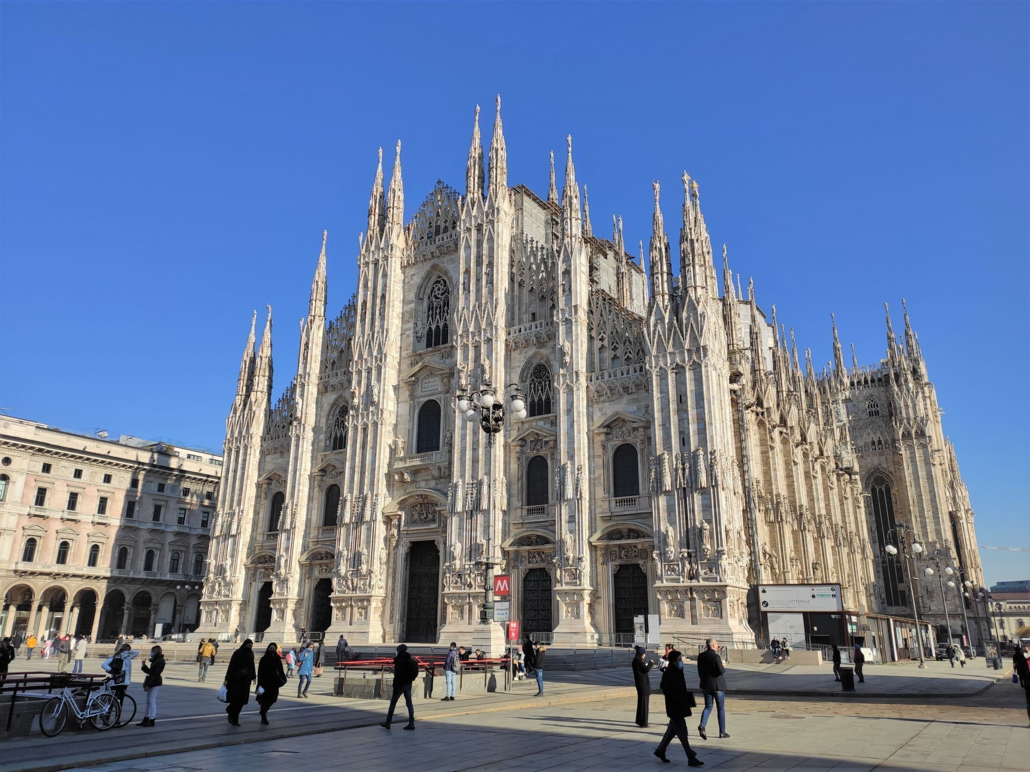 Una catedral histórica con intrincada arquitectura gótica, que presenta numerosas agujas y estatuas.