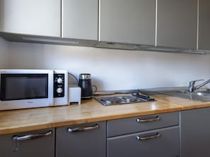 Réfrigérateur, four à micro-ondes, vaisselle et ustensiles