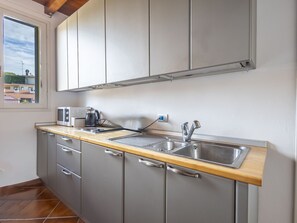 Réfrigérateur, four à micro-ondes, vaisselle et ustensiles