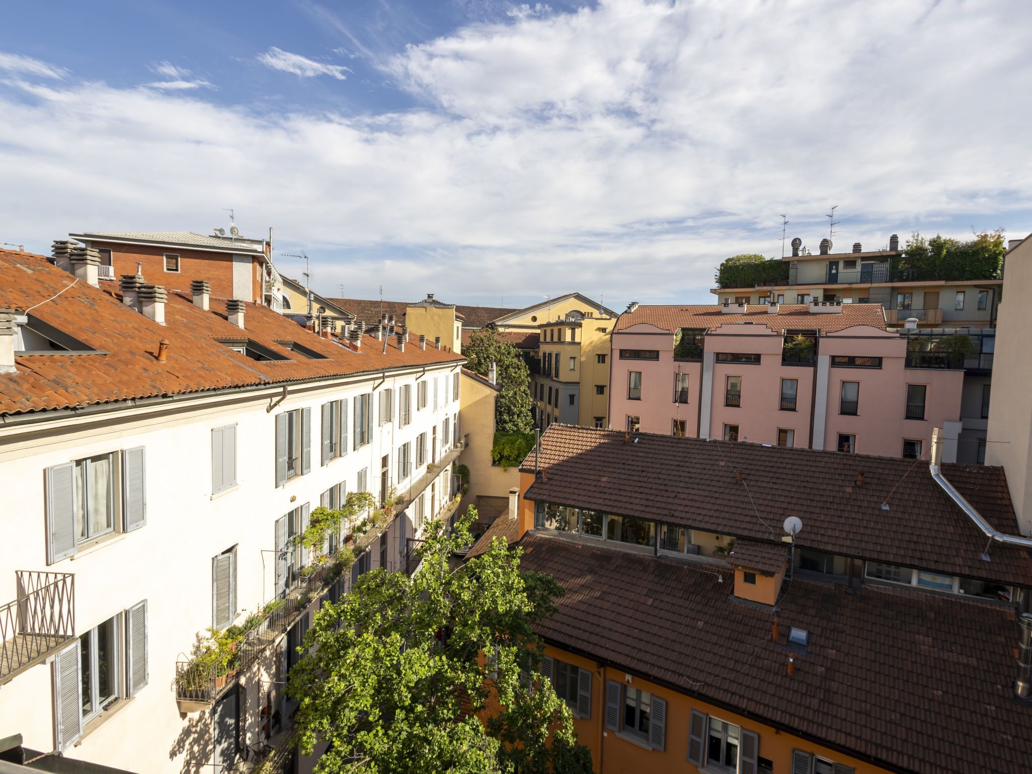 Filera d'edificis d'àmbit elevat, amb balcons i finestres.