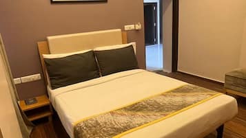 Deluxe Room | Desk, laptop workspace, free WiFi